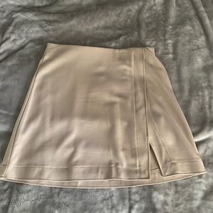 H&M Cream Mini Skirt With Slit and Elastic Waistband Size S